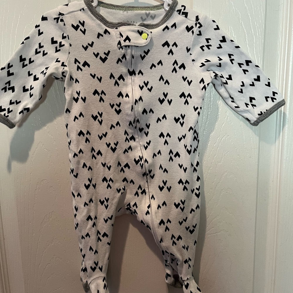 ❤️ 5 for $15 Bundle: Cat & Jack White & Black Arrow Print Sleeper – 0–3M